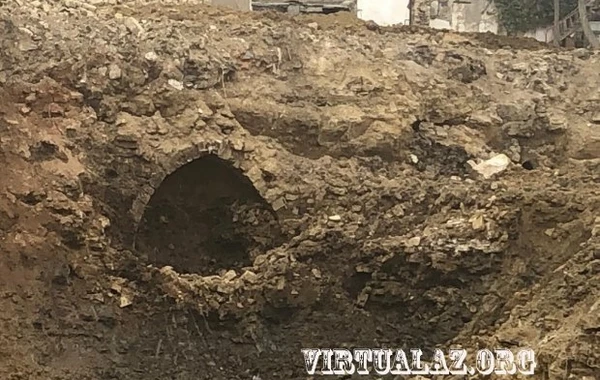 “Təzəpir” məscidi ətrafında tarixi abidə tapıldı - FOTO