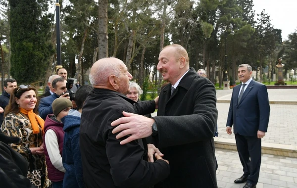 Ильхам и Мехрибан Алиевы на открытии парка Нефтяников - ФОТО