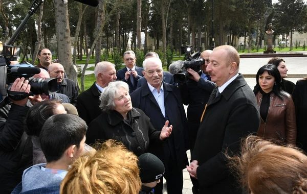 Ильхам и Мехрибан Алиевы на открытии парка Нефтяников - ФОТО