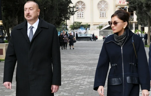 Ильхам и Мехрибан Алиевы на открытии парка Нефтяников - ФОТО