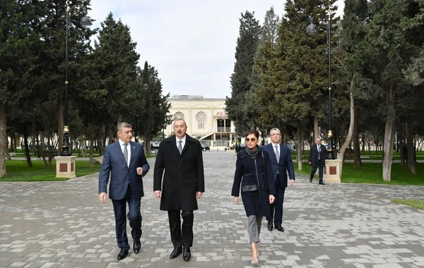 Ильхам и Мехрибан Алиевы на открытии парка Нефтяников - ФОТО