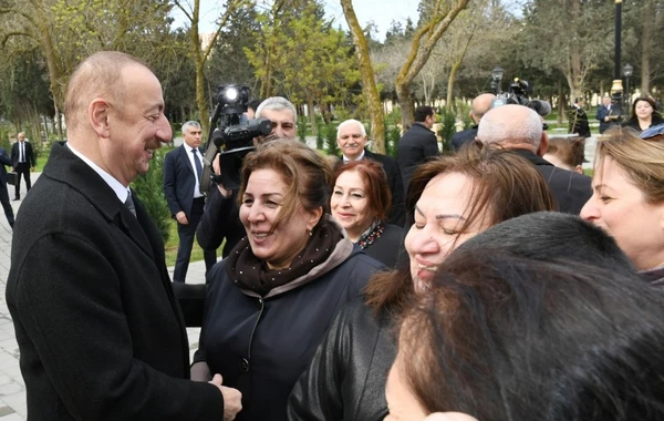 Ильхам и Мехрибан Алиевы на открытии парка Нефтяников - ФОТО