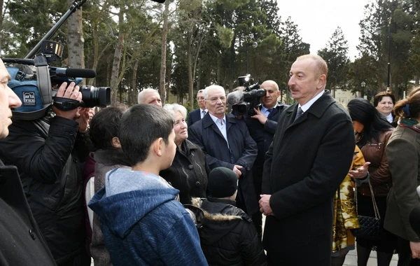 Ильхам и Мехрибан Алиевы на открытии парка Нефтяников - ФОТО