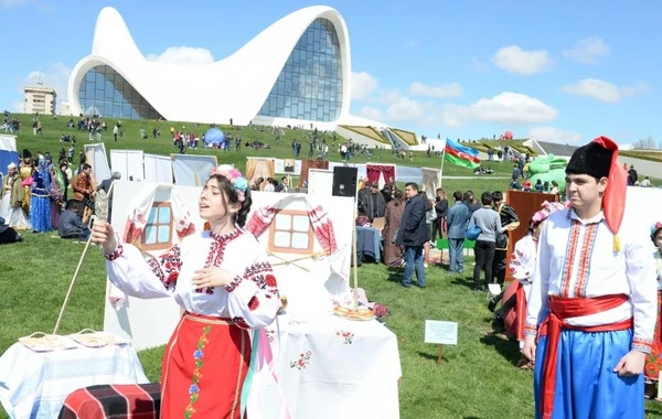 В парке Центра Гейдара Алиева прошел "День чтения" - ФОТО