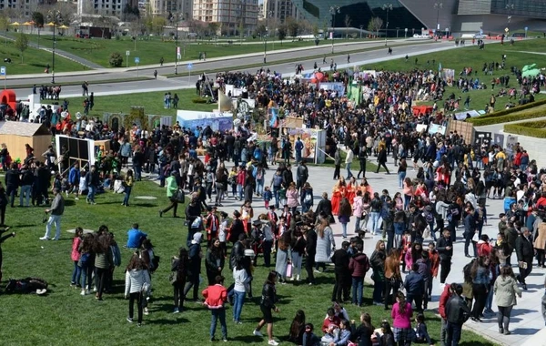В парке Центра Гейдара Алиева прошел "День чтения" - ФОТО