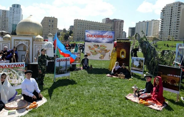 В парке Центра Гейдара Алиева прошел "День чтения" - ФОТО