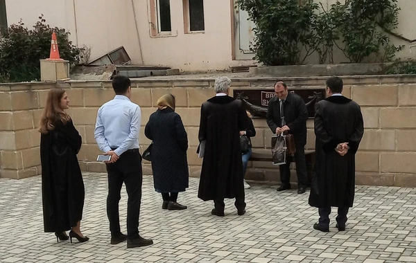 В Азербайджане судья помирил стороны, усадив их на "скамью примирения" - ФОТО