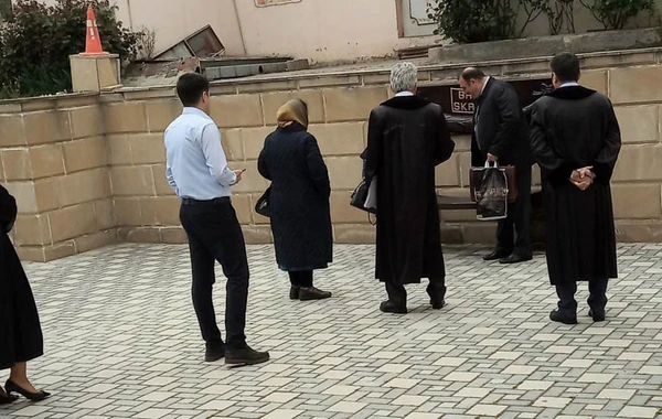 В Азербайджане судья помирил стороны, усадив их на "скамью примирения" - ФОТО