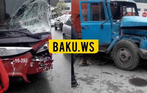 “BakuBus” yük maşını ilə toqquşdu - VİDEO