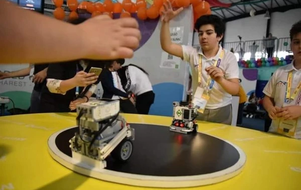 Azərbaycanlı məktəblilər robototexnika yarışmasında qızıl medal qazandı – FOTO