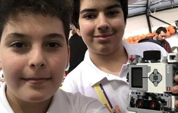 Azərbaycanlı məktəblilər robototexnika yarışmasında qızıl medal qazandı – FOTO