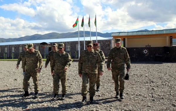 Müdafiə naziri yenidən cəbhə bölgəsində