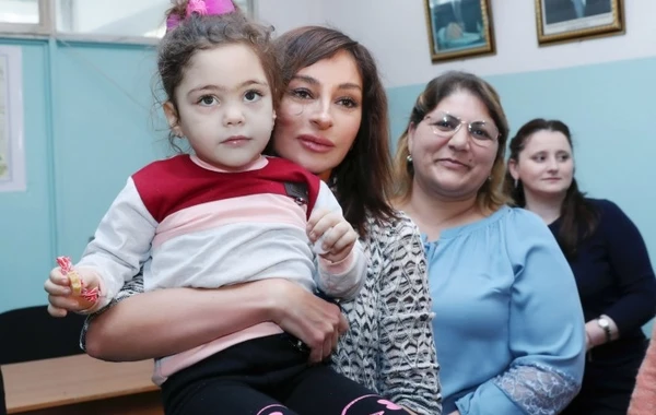 Mehriban Əliyeva məcburi köçkünlərlə görüşdü - VİDEO/FOTO