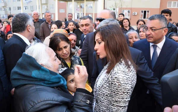 Mehriban Əliyeva məcburi köçkünlərlə görüşdü - VİDEO/FOTO