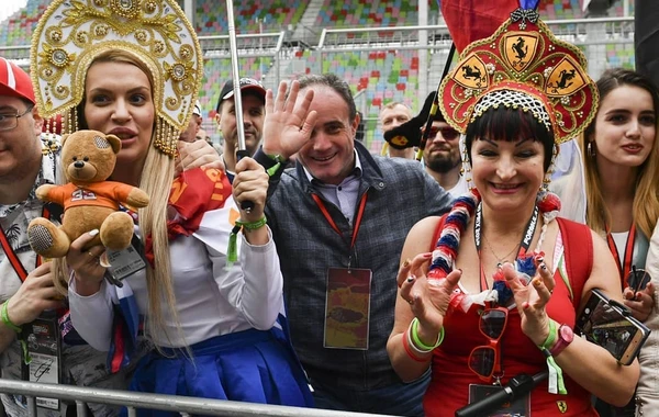 “Formula-1” gözəlləri - Bakıya gələn turist qızlar (FOTO)