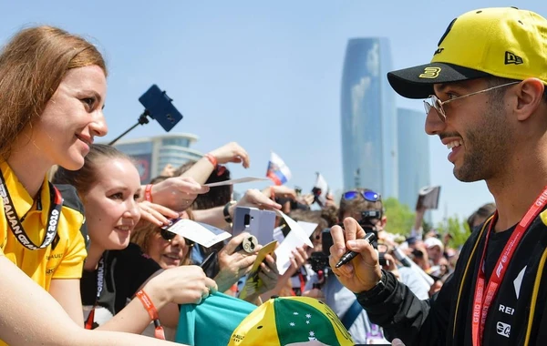 “Formula-1” gözəlləri - Bakıya gələn turist qızlar (FOTO)