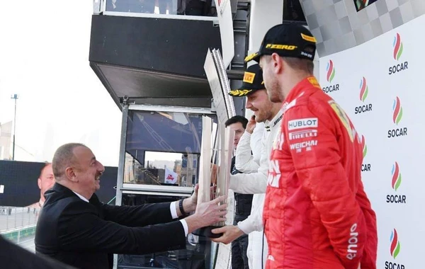 İlham Əliyev "Formula 1" Bakı Qran-prisinin qalibini mükafatlandırıb