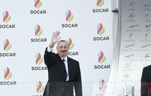 İlham Əliyev "Formula 1" Bakı Qran-prisinin qalibini mükafatlandırıb