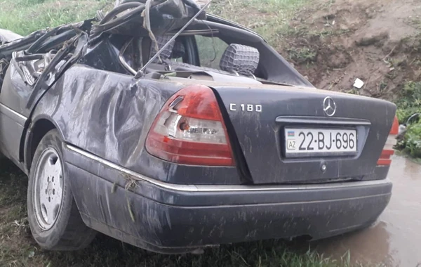 В Азербайджане ехавший на свадьбу председатель муниципалитета погиб в ДТП - ВИДЕО 