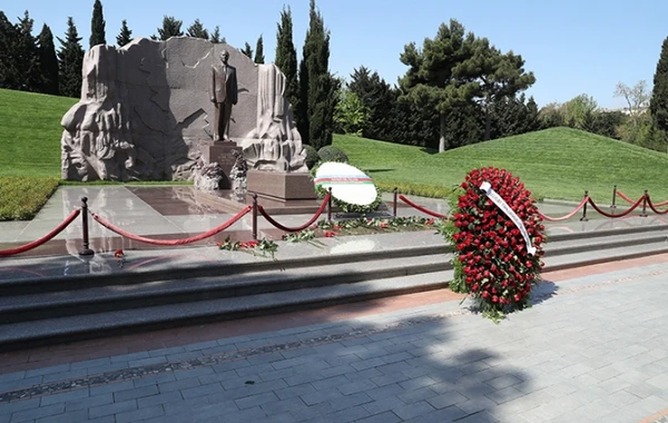 Türkiyənin Azərbaycandakı yeni səfiri Fəxri xiyabanı ziyarət edib