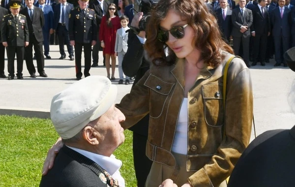 Prezident İlham Əliyev 9 May münasibətilə keçirilən mərasimdə iştirak edir - FOTO