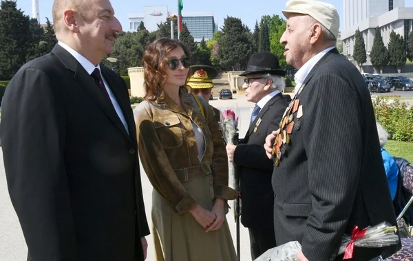 Prezident İlham Əliyev 9 May münasibətilə keçirilən mərasimdə iştirak edir - FOTO