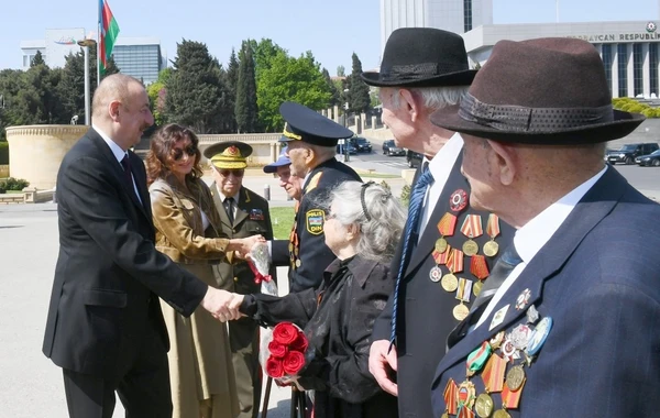 Prezident İlham Əliyev 9 May münasibətilə keçirilən mərasimdə iştirak edir - FOTO