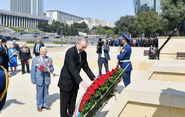 Prezident İlham Əliyev 9 May münasibətilə keçirilən mərasimdə iştirak edir - FOTO