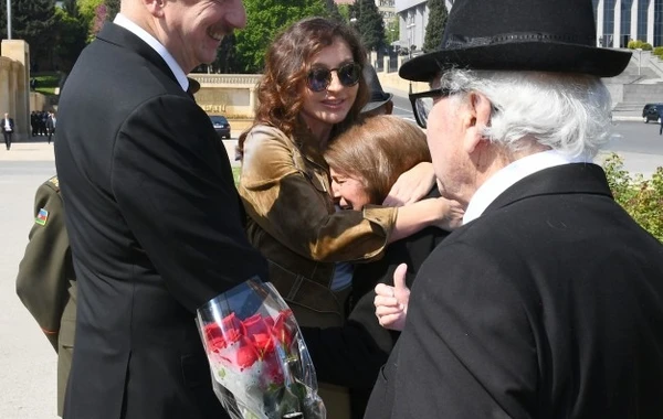 Prezident İlham Əliyev 9 May münasibətilə keçirilən mərasimdə iştirak edir - FOTO