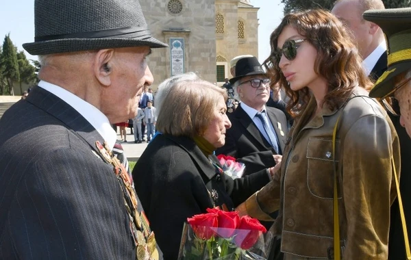 Prezident İlham Əliyev 9 May münasibətilə keçirilən mərasimdə iştirak edir - FOTO