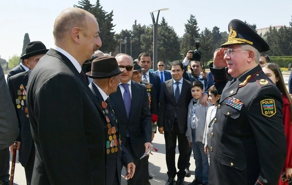 Prezident İlham Əliyev 9 May münasibətilə keçirilən mərasimdə iştirak edir - FOTO