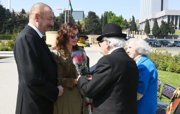 Prezident İlham Əliyev 9 May münasibətilə keçirilən mərasimdə iştirak edir - FOTO