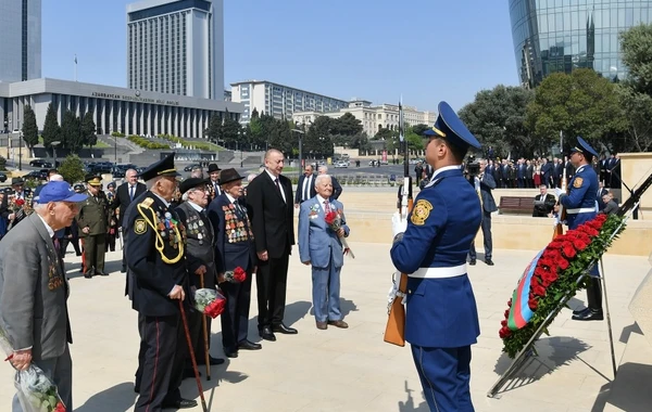 Prezident İlham Əliyev 9 May münasibətilə keçirilən mərasimdə iştirak edir - FOTO