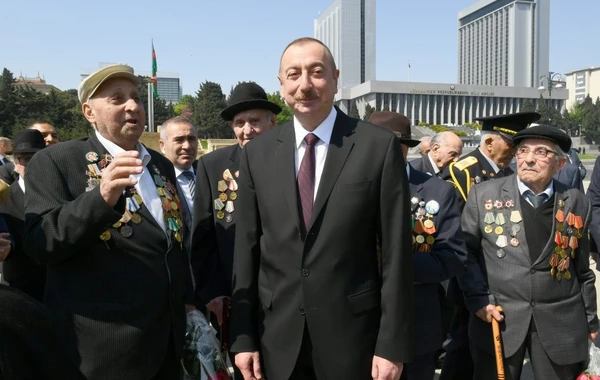 Prezident İlham Əliyev 9 May münasibətilə keçirilən mərasimdə iştirak edir - FOTO