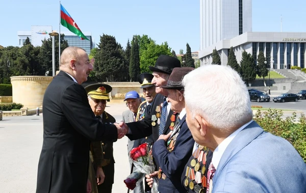 Prezident İlham Əliyev 9 May münasibətilə keçirilən mərasimdə iştirak edir - FOTO