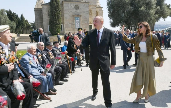 Prezident İlham Əliyev 9 May münasibətilə keçirilən mərasimdə iştirak edir - FOTO