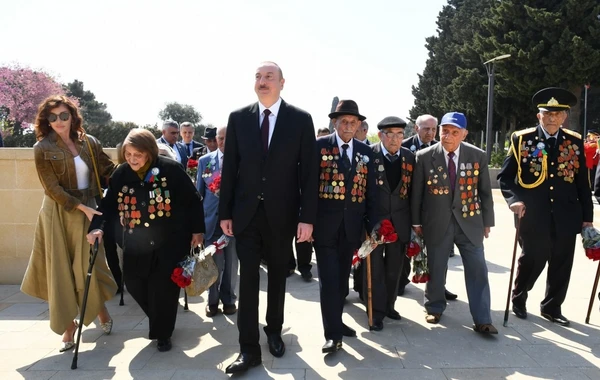 Prezident İlham Əliyev 9 May münasibətilə keçirilən mərasimdə iştirak edir - FOTO