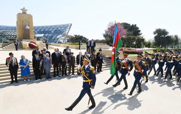 Prezident İlham Əliyev 9 May münasibətilə keçirilən mərasimdə iştirak edir - FOTO