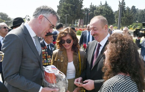 Prezident İlham Əliyev 9 May münasibətilə keçirilən mərasimdə iştirak edir - FOTO