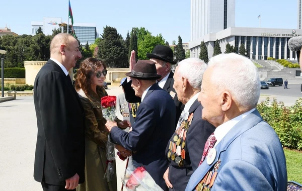 Prezident İlham Əliyev 9 May münasibətilə keçirilən mərasimdə iştirak edir - FOTO