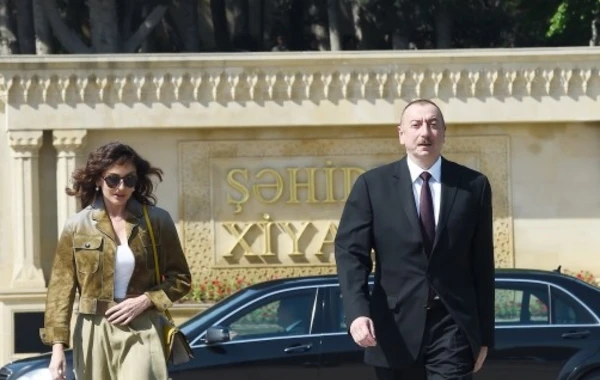 Prezident İlham Əliyev 9 May münasibətilə keçirilən mərasimdə iştirak edir - FOTO