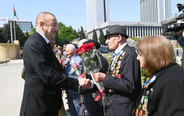 Prezident İlham Əliyev 9 May münasibətilə keçirilən mərasimdə iştirak edir - FOTO