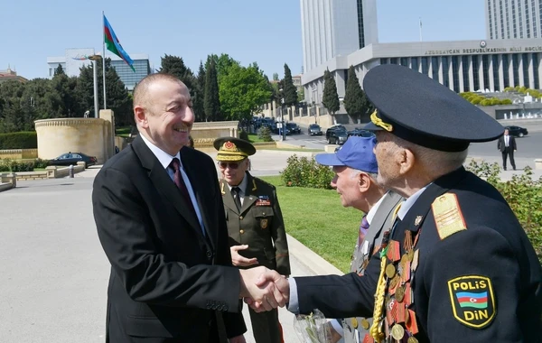 Prezident İlham Əliyev 9 May münasibətilə keçirilən mərasimdə iştirak edir - FOTO