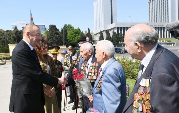 Prezident İlham Əliyev 9 May münasibətilə keçirilən mərasimdə iştirak edir - FOTO
