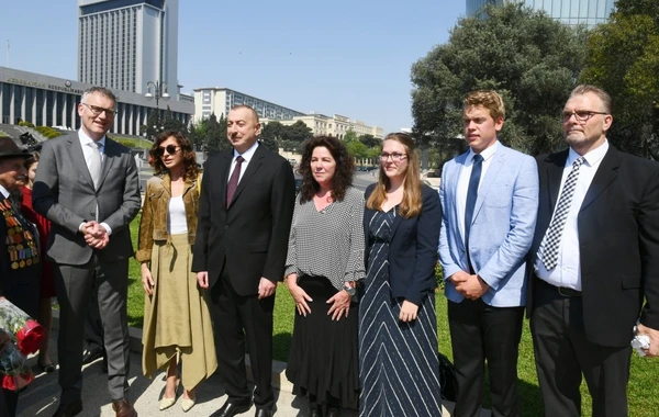 Prezident İlham Əliyev 9 May münasibətilə keçirilən mərasimdə iştirak edir - FOTO