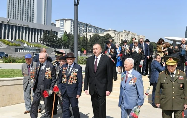 Prezident İlham Əliyev 9 May münasibətilə keçirilən mərasimdə iştirak edir - FOTO