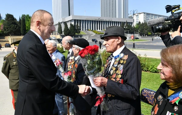Prezident İlham Əliyev 9 May münasibətilə keçirilən mərasimdə iştirak edir - FOTO