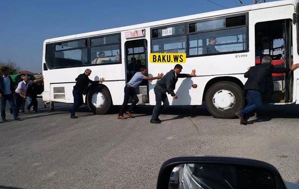 В Баку пассажирам пришлось толкать автобус, чтобы доехать до работы - ФОТО