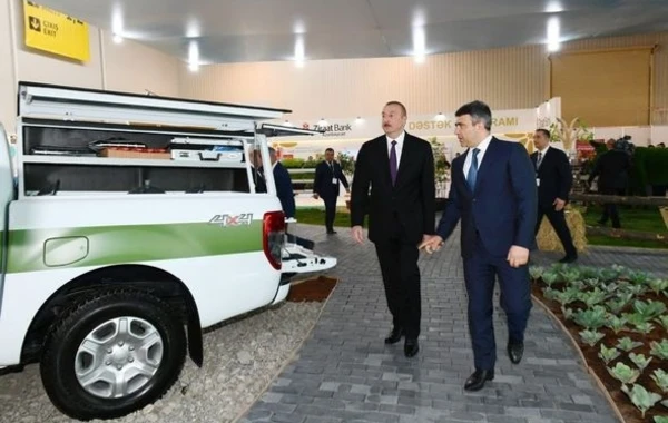 Dövlət başçısı İlham Əliyev sərgidə