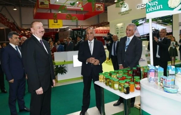 Dövlət başçısı İlham Əliyev sərgidə